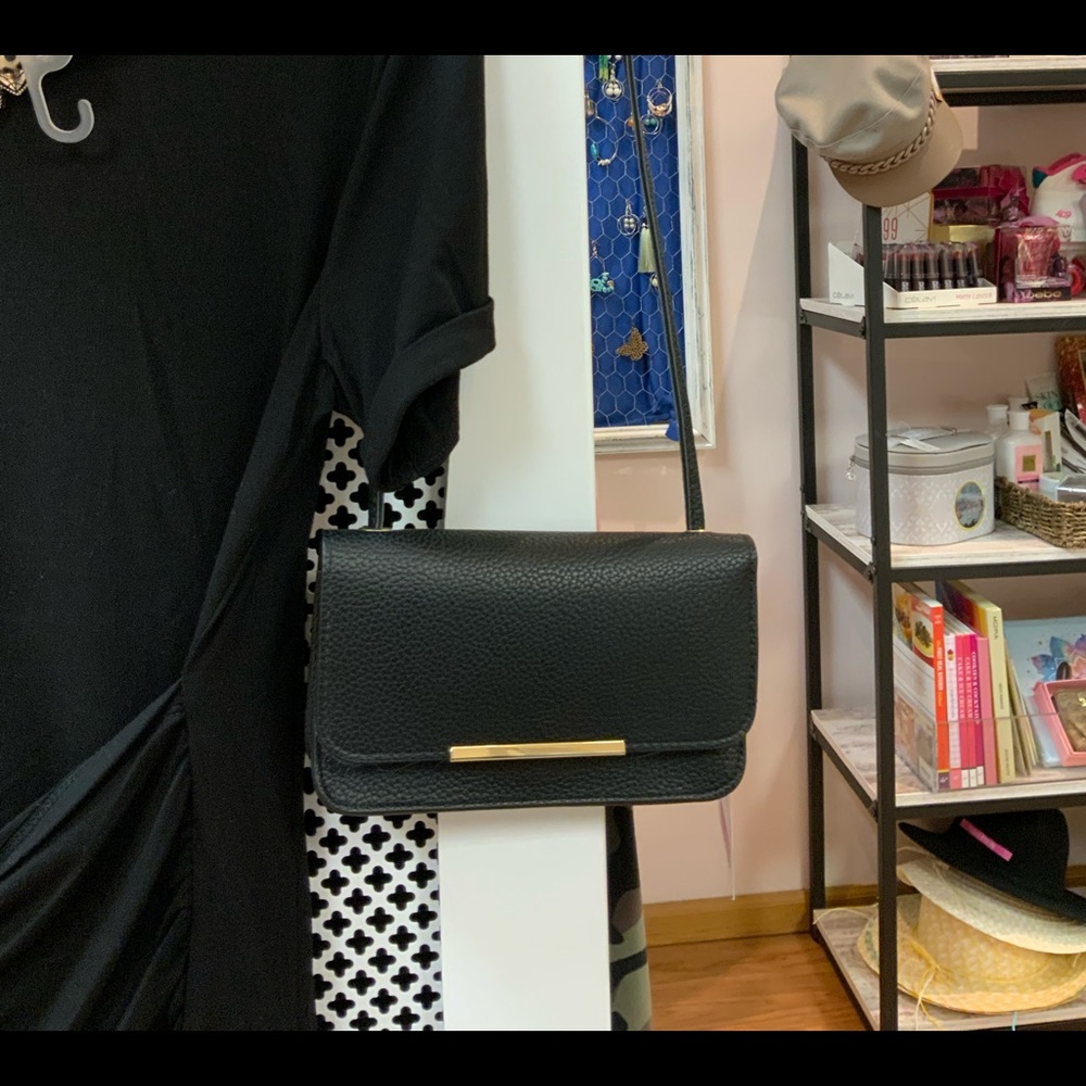 Black purse with mirror